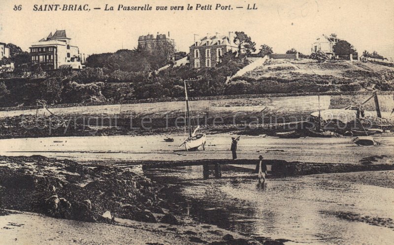 Saint Briac sur mer: les bateaux au mouillage et la passerelle  mare basse devant le petit port