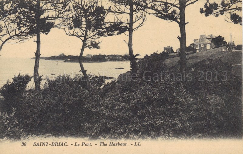 Saint Briac sur mer: vue sur le Boulevard de la mer et le calvaire des marins