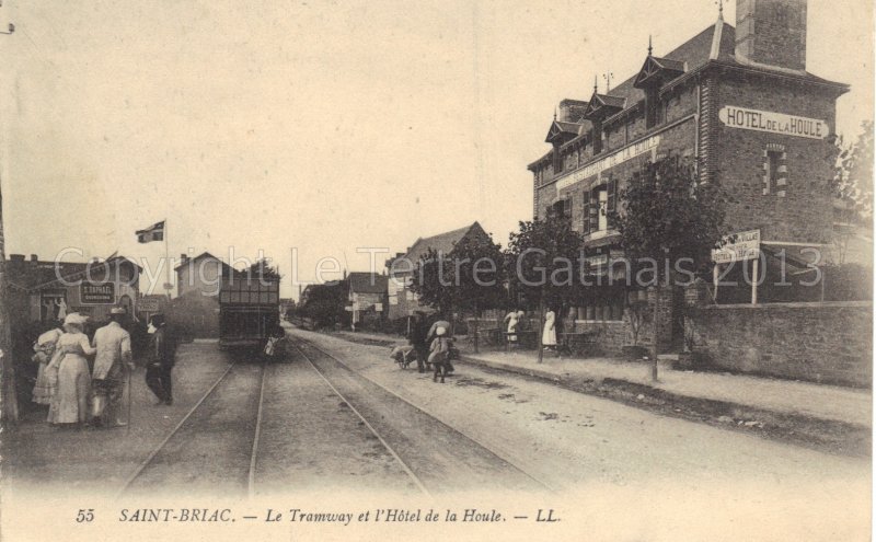 Saint Briac sur mer l'arr�t du tram et l'h�tel de la Houle